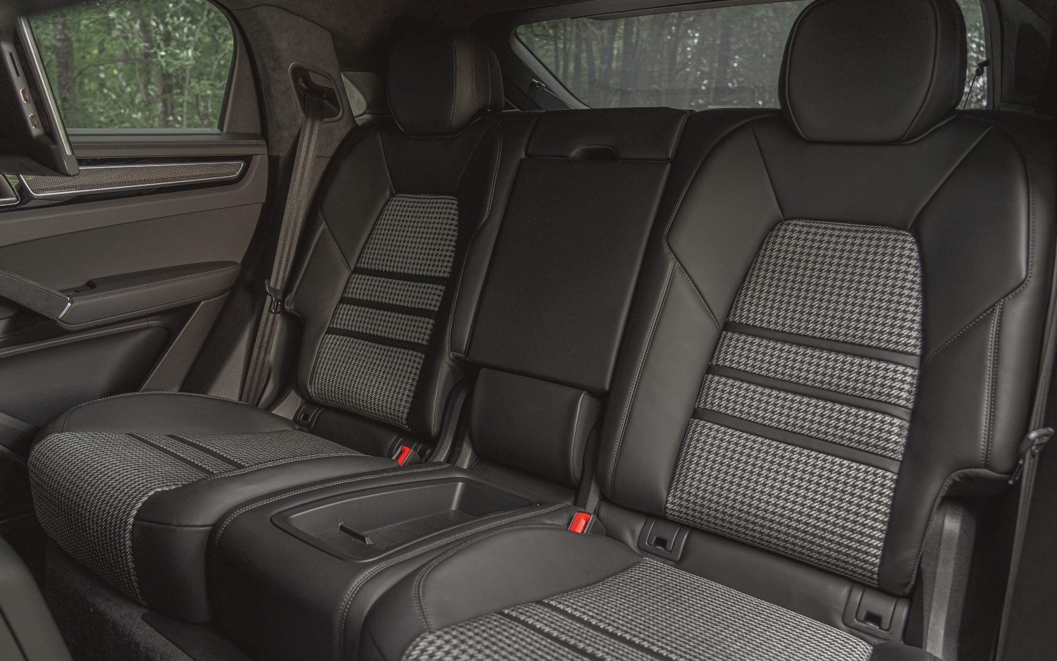 Comparison BMW X5 M50i 2020 vs Porsche Cayenne GTS Coupe 2021